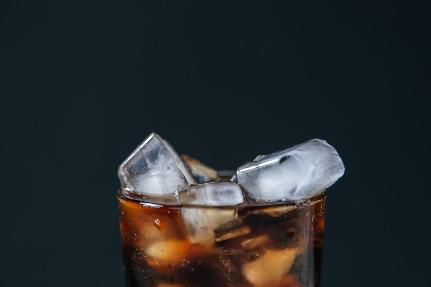 Glas med iskall läsk